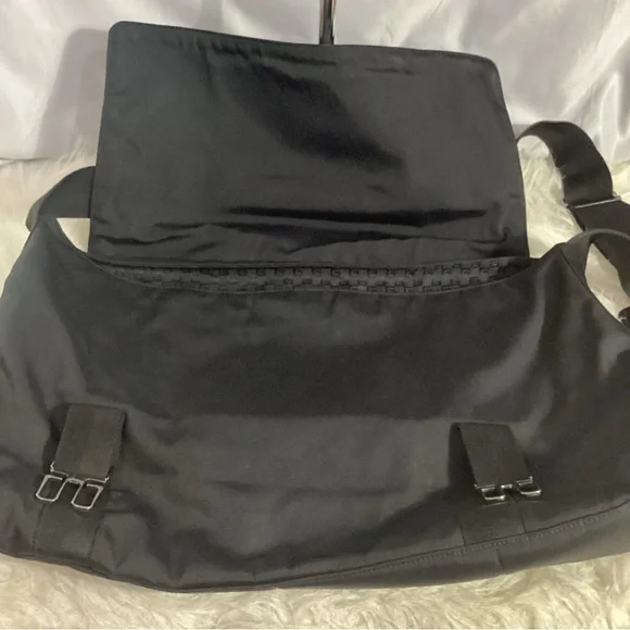 GUCCI Black Nylon Unisex Silver Metal Buckle Shoulder Messenger Bag 122375 - Picture 10 of 14